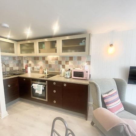 Stylish Cottage With Quay And River View Lymington Exterior foto